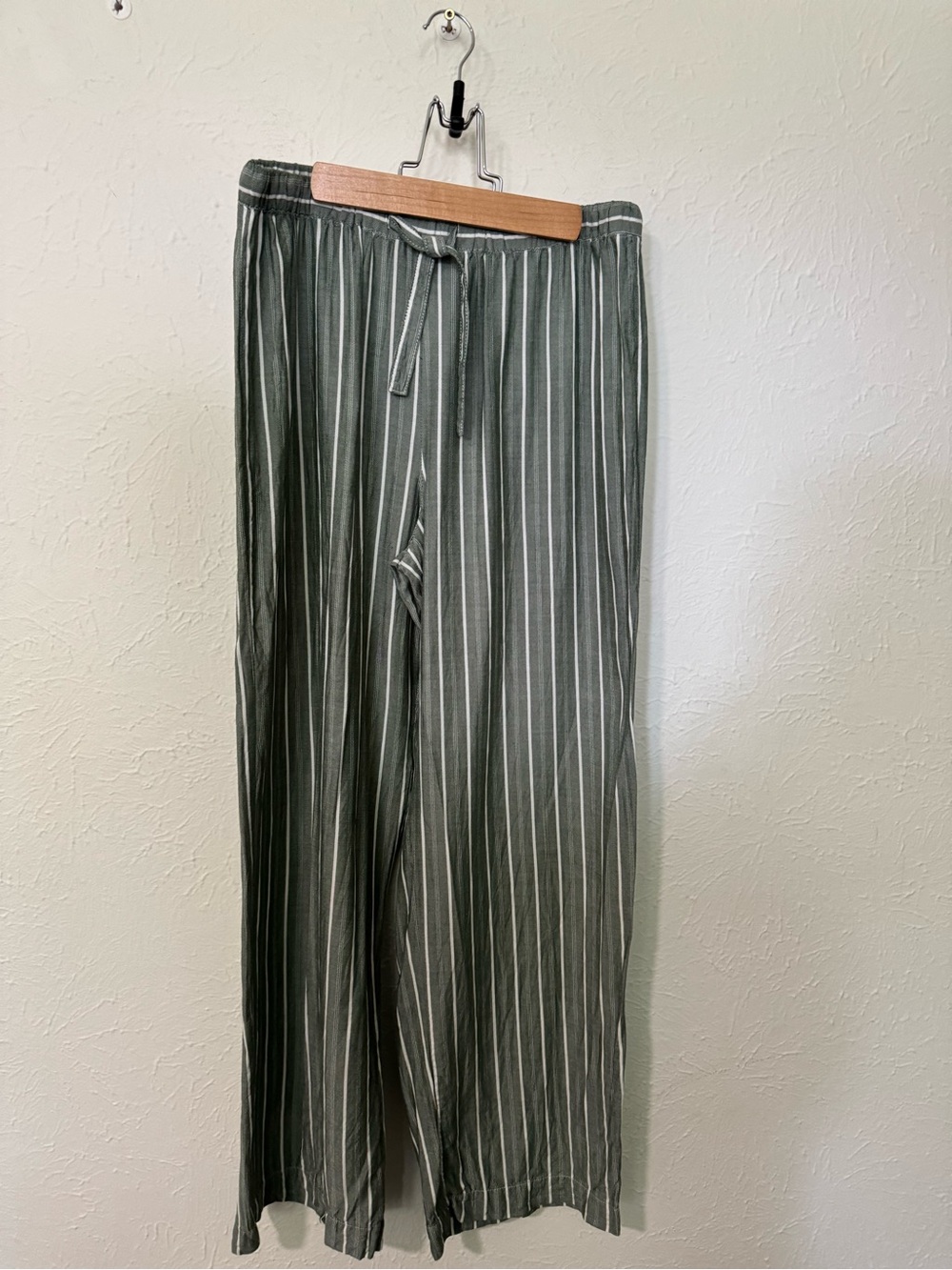 Cozy Earth Striped Green Pajama Set Size Small - Picture 9 of 13